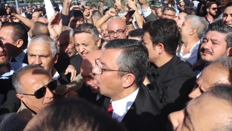 CHP yeni başkanı Özgür Özel’i İzmir’de coşkulu bir kalabalık karşıladı!