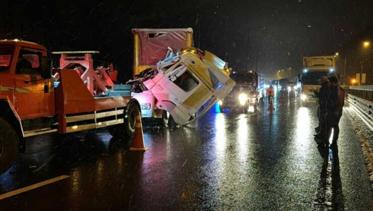 Anadolu Otoyolu’nda 2 TIR çarpıştı