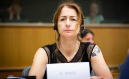 AP üyesi Clare Daly’den parlamento görüşmesinde İsrail’i kızdıracak benzetme: Batı’nın buldog köpeği