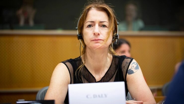 AP üyesi Clare Daly’den parlamento görüşmesinde İsrail’i kızdıracak benzetme: Batı’nın buldog köpeği