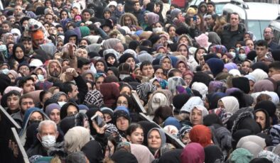 Bursa’da züccaciye mağazası açılışında izdiham: Baygınlık geçirenler oldu