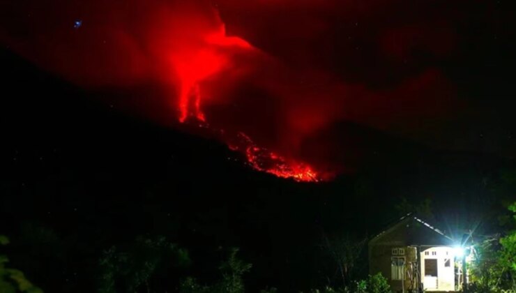 Endonezya’da Merapi Yanardağı patladı