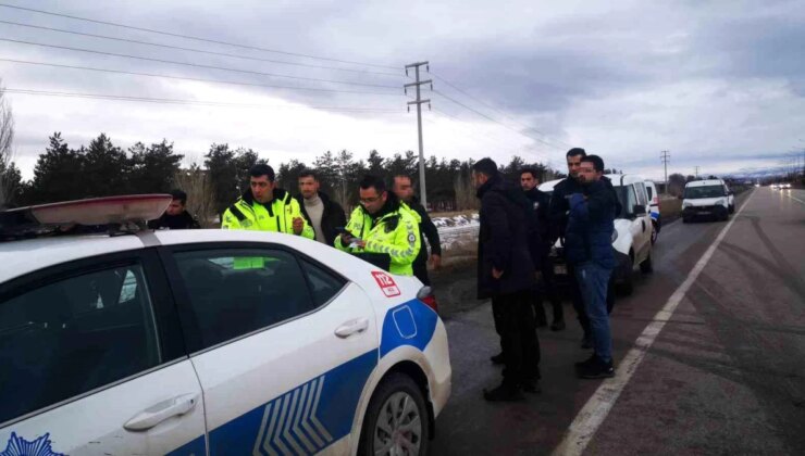 Erzurum’da trafikte yol verme tartışmasında polise bıçakla saldırdı