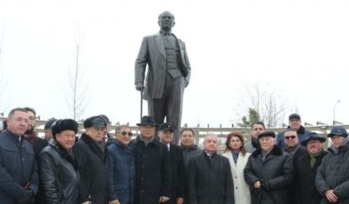 Kazakistan’ın Almatı şehrinde Atatürk heykeli törenle açıldı