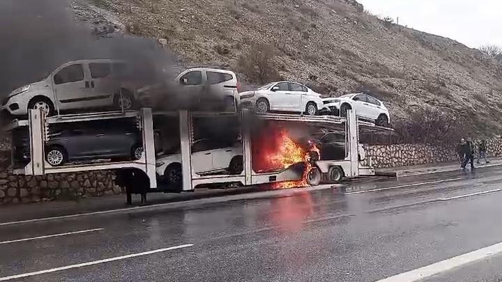 Mersin’de seyir halindeki TIR’da yangın: Dorsedeki 6 otomobil kullanılamaz hale geldi