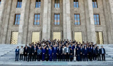 TBMM Başkanı Kurtulmuş, Meclis’i ziyaret eden öğrencilerle bir araya geldi