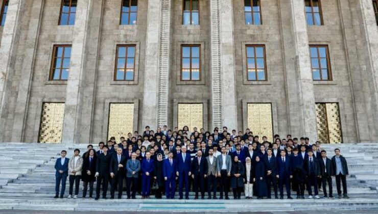 TBMM Başkanı Kurtulmuş, Meclis’i ziyaret eden öğrencilerle bir araya geldi