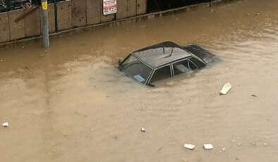 Antalya’da sağanak yağış ve fırtına! Ev ve iş yerlerini su bastı, araçlar yollarda mahsur kaldı