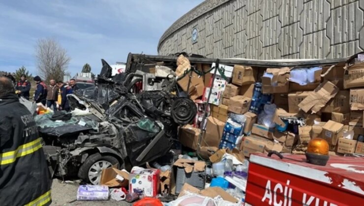 Çankırı’da tır otomobilin üzerine devrildi! 4 kişi öldü, 2’si polis 3 kişi yaralandı