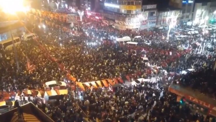 Van’da mazbata krizinin aşılmasından sonra protestolar, yerini sevinç gösterilerine bıraktı